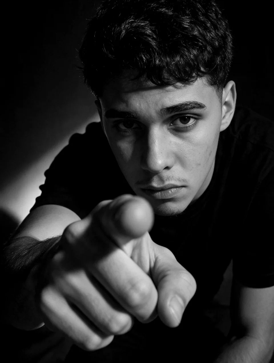 Davy apontando para quem vê a foto, em preto e branco